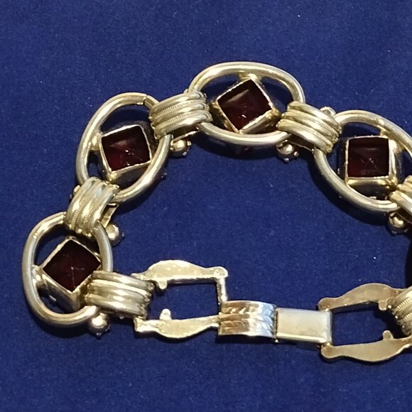 🎬Vintage Red Glass Square Cut Gold Tone Link Bracelet - Picture 10 of 13